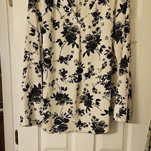 Cream and black flowered blouse shirt top by QUEZHU. Size XL.